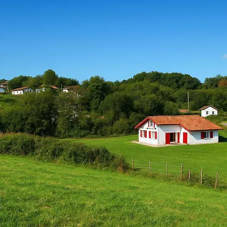 2 Personnes Dans Ancienne Ferme Basque Urrugne